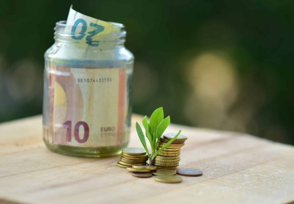 What are the cheapest ways to explore the natural beauty of the Scottish Isles?